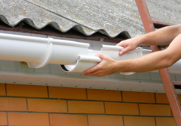 Gutter Hanging in Monroe